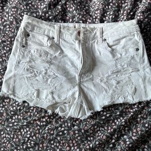 American an Eagle White Distressed Denim Stretch Jean Shorts Size 10